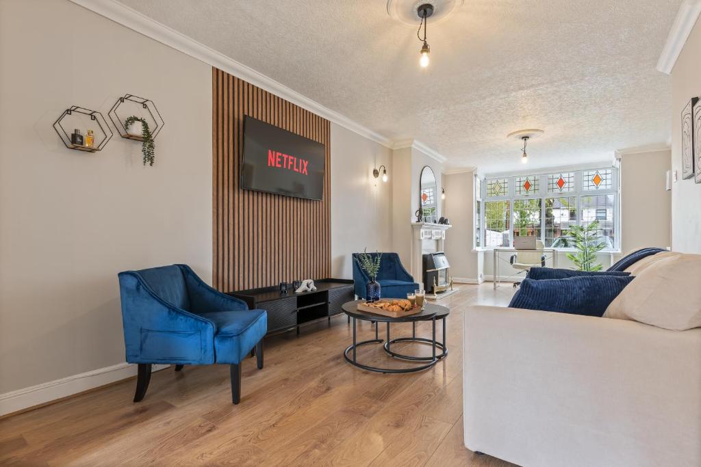 2 Van Parking - 3 Bedroom Home 2 Kings 2 Singles 4 TO 6 Beds - Fantastic House NR Edgbaston Moseley Kings Heath Digbeth Lawley Middleway Curzon Street- Solihull-NEC-JLR-BHX HS2 Works and More - by Samina Arz Stays 1