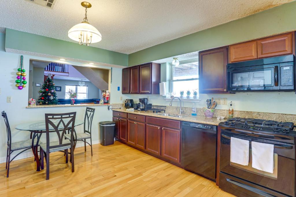 5 Mi to French Quarter: Central NOLA Home w/ Decks 4