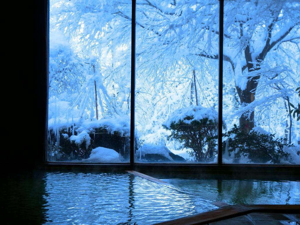 - une vue sur une fenêtre avec de la neige à l'extérieur dans l'établissement 一水荘, à Gosen