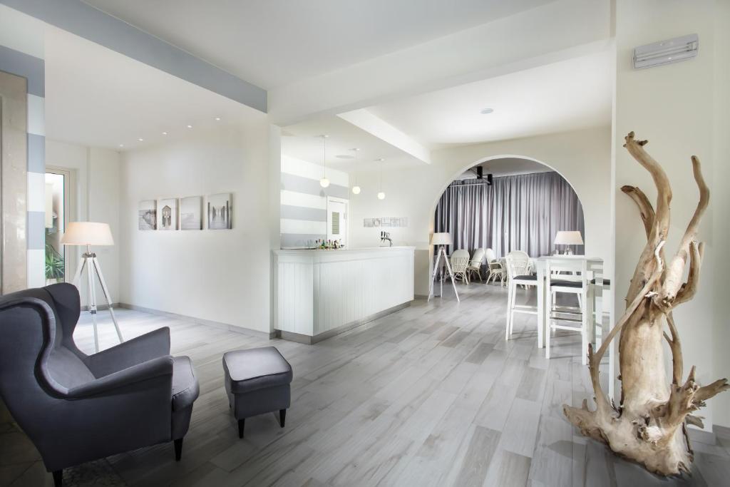 un salon avec une cuisine et une salle à manger dans l'établissement Hotel Nettuno, à Cesenatico