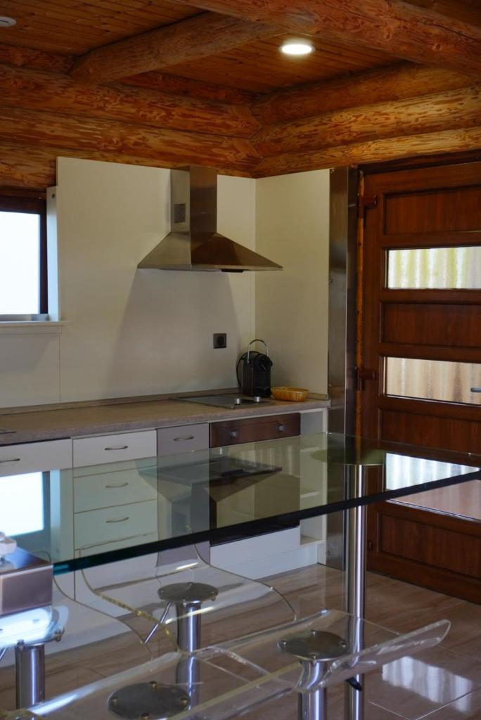 - une cuisine avec une table en verre et une cuisinière dans l'établissement Domaine La Pietra, à Pietracorbara