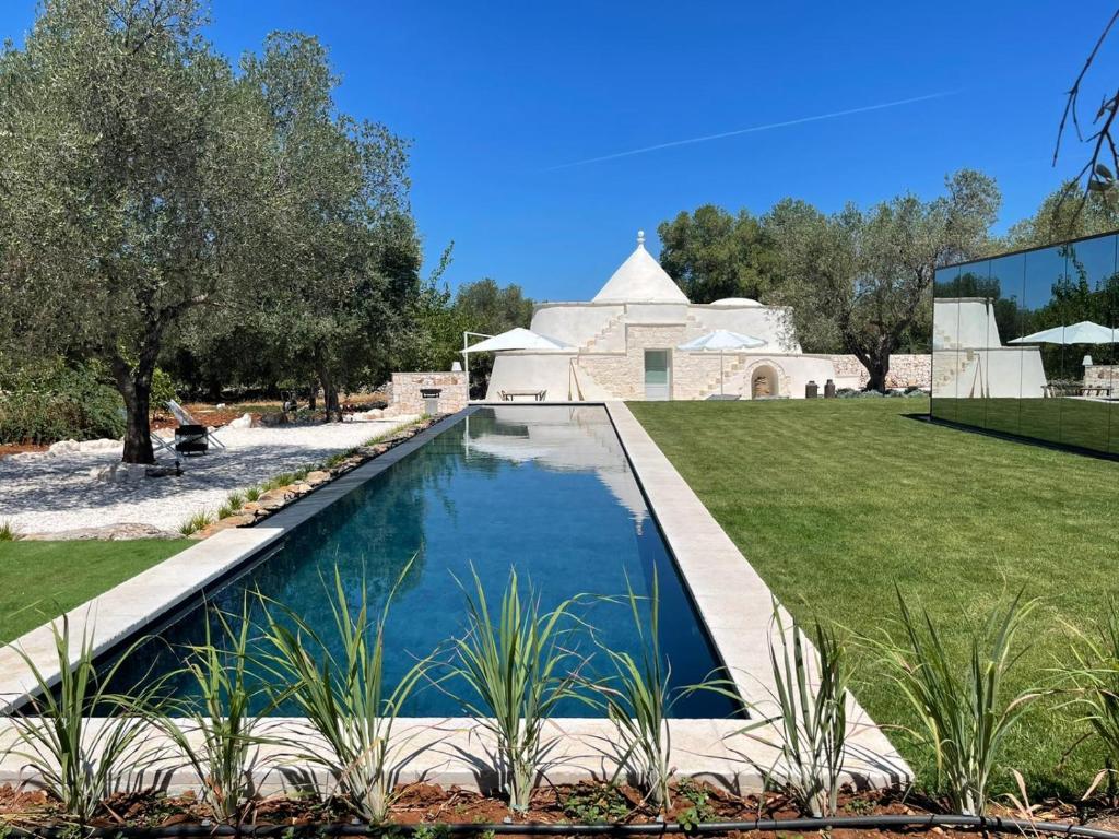 une piscine dans la cour d'une maison dans l'établissement Luxury Trullo Ostuni, à Ostuni