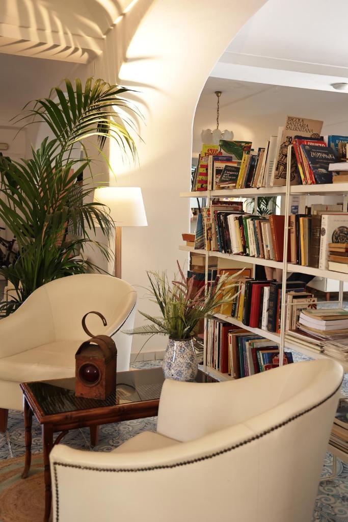 une chambre avec des étagères remplies de livres dans l'établissement Hotel Terme Oriente - Beach & SPA, à Ischia
