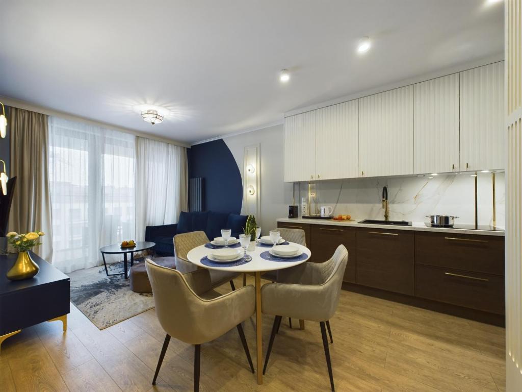 Stylowy Apartament w Centrum Gdyni 900 m od Plaży by Noclegi Renters 4