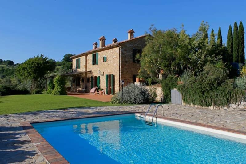 une villa avec piscine devant une maison dans l'établissement Scansano Country House, à Magliano in Toscana