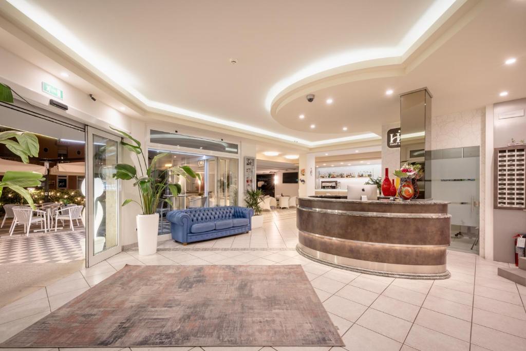 un hall d'entrée avec un bar et un restaurant dans l'établissement All'Orologio - Boutique Hotel, à Caorle