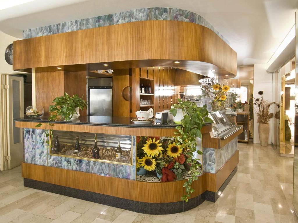 une cuisine avec un magasin à fleurs dans l'établissement Hotel Gloria, à Gabicce Mare