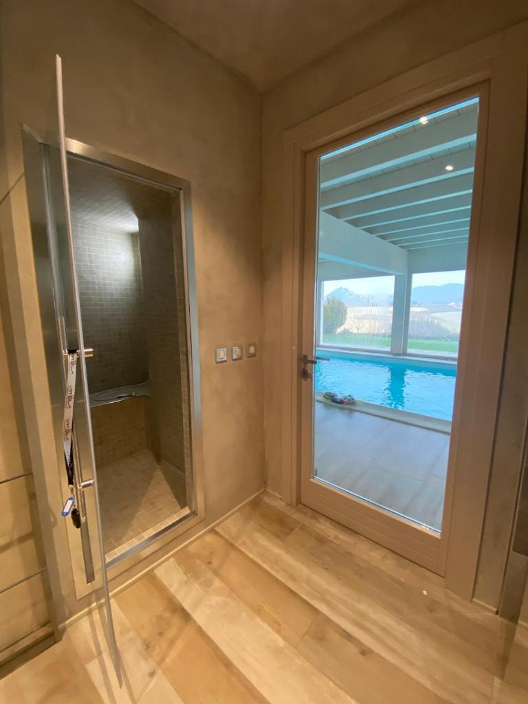 La salle de bains est pourvue d'une douche et d'une grande fenêtre. dans l'établissement Domaine Isaure, à Murisengo