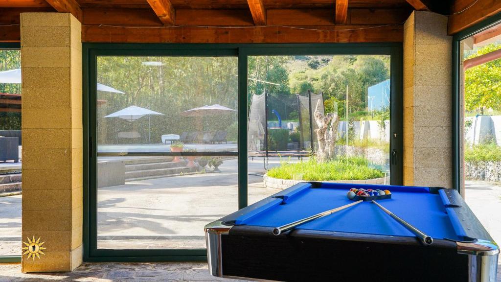 - un billard devant une porte en verre dans l'établissement Villa Gambula - Relax and Pool, à Perdaxius