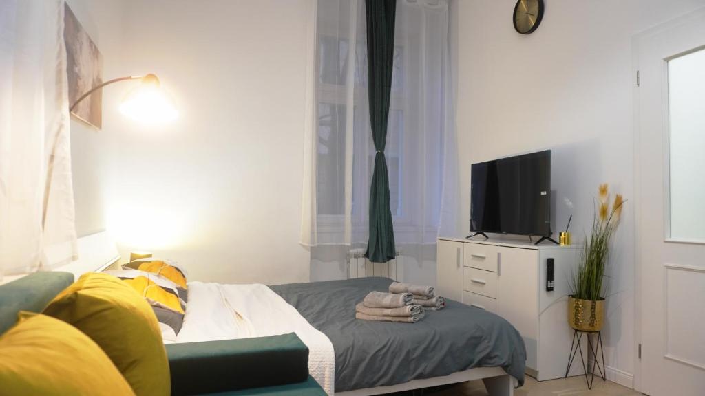 Quiet cozy apartment in the center 5