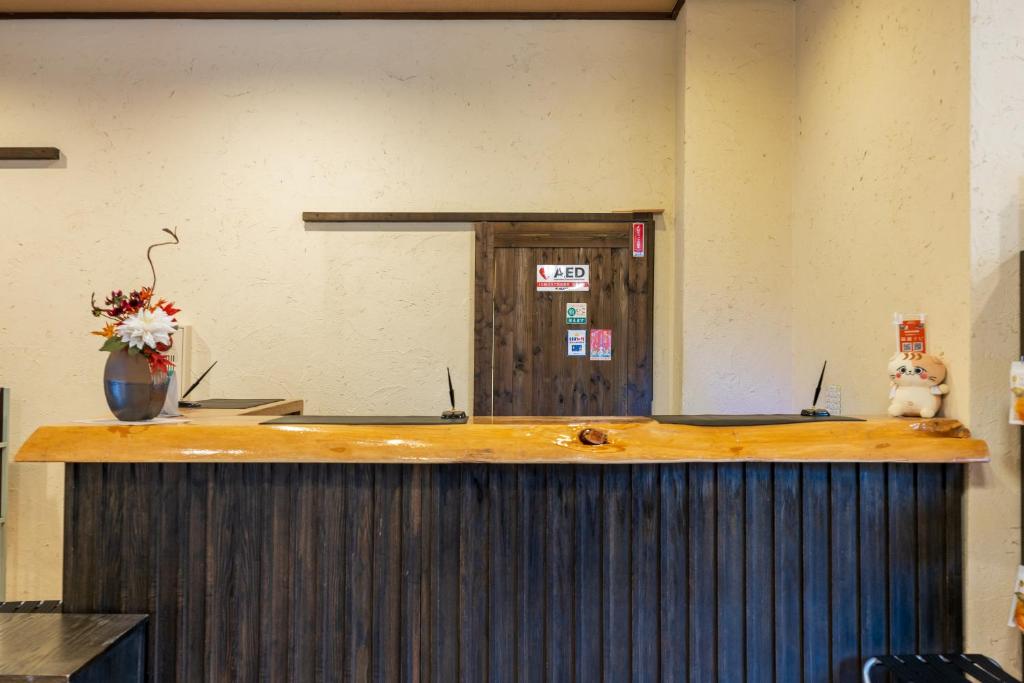 - un bar avec deux ordinateurs portables en haut dans l'établissement Sengokuhara Shinanoki Ichinoyu, à Hakone 37 autres photos
