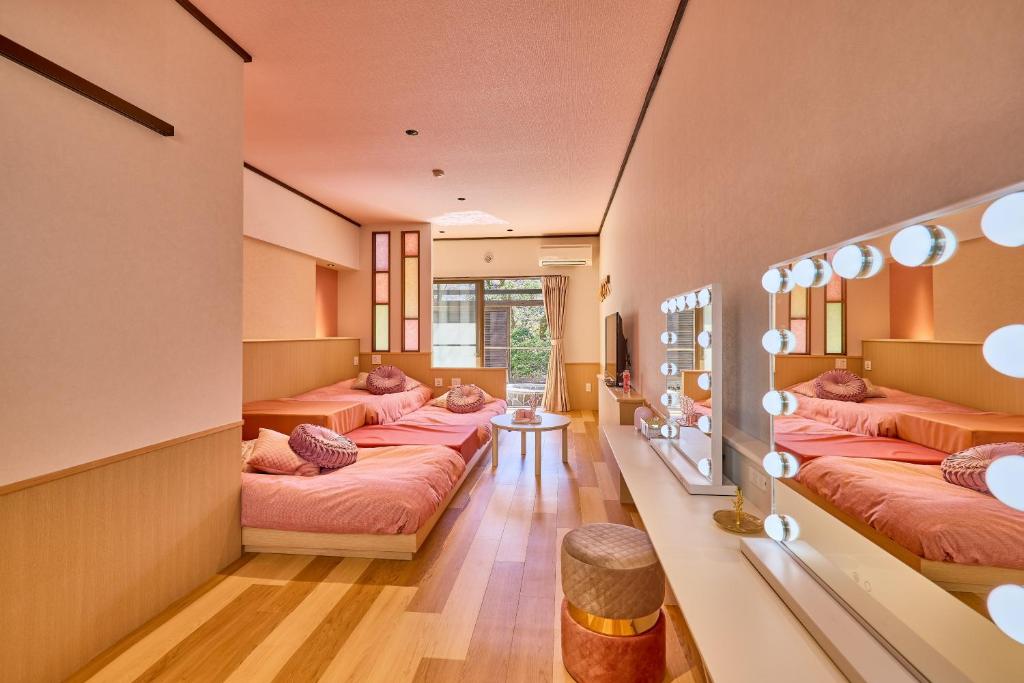 Cette chambre comprend 4 lits et une table. dans l'établissement Sengokuhara Shinanoki Ichinoyu, à Hakone