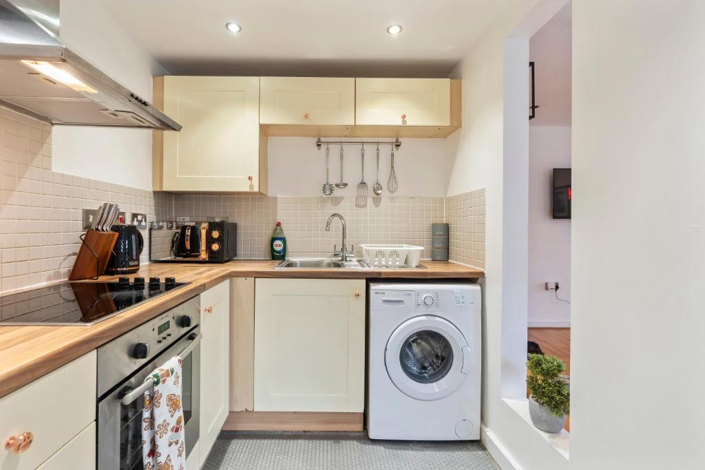Birmingham City Centre 2BR apartment & Free Netflix 4