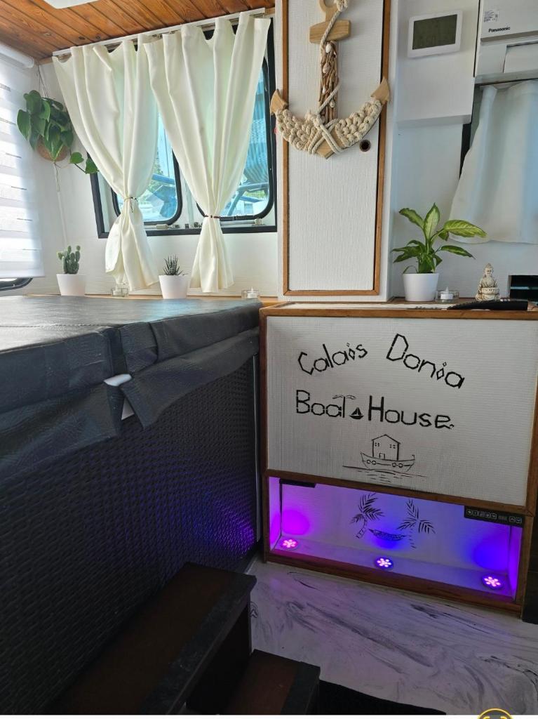 un aquarium dans une chambre avec un hangar à bateaux dans l'établissement Calaidonia boat house, à Calais
