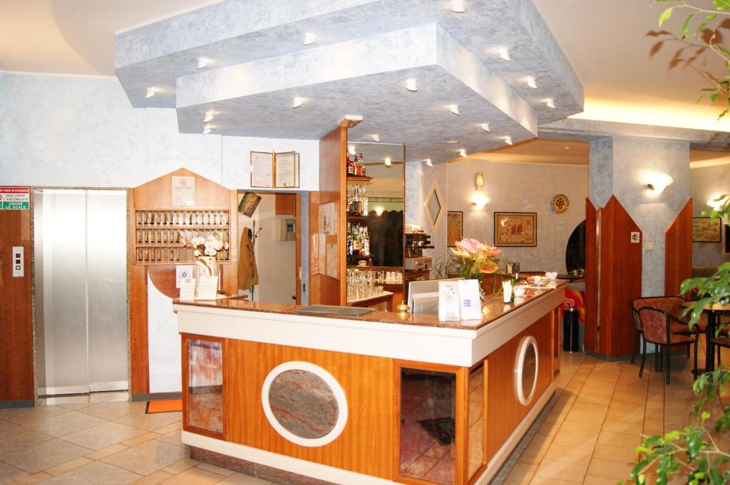 un restaurant avec un comptoir au milieu d'une pièce dans l'établissement Hotel Atlantic, à Rimini