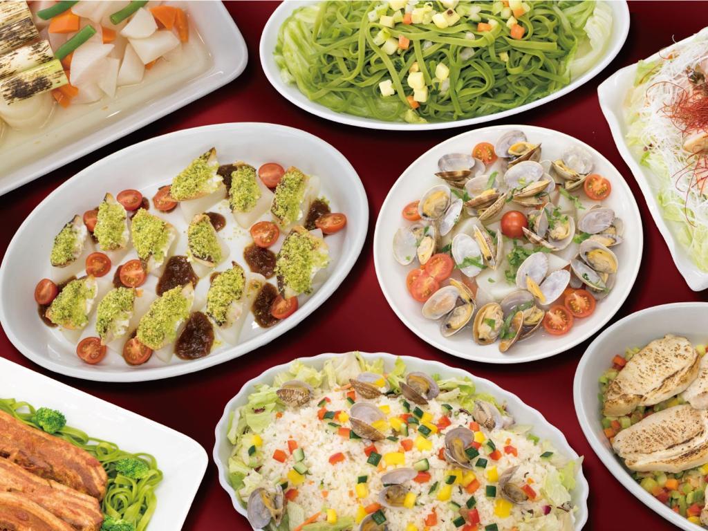 un groupe de plaques alimentaires sur une table dans l'établissement Villa Inawashiro, à Inawashiro