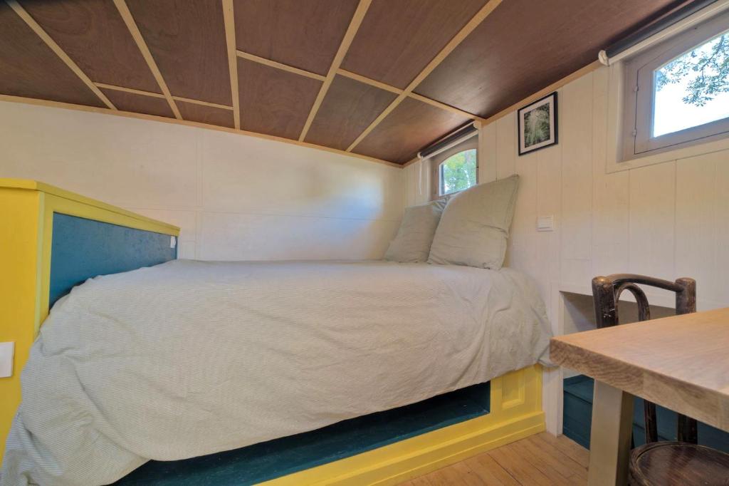 - une chambre avec un lit dans une petite maison dans l'établissement Péniche MaPensée, à Metz 12 autres photos