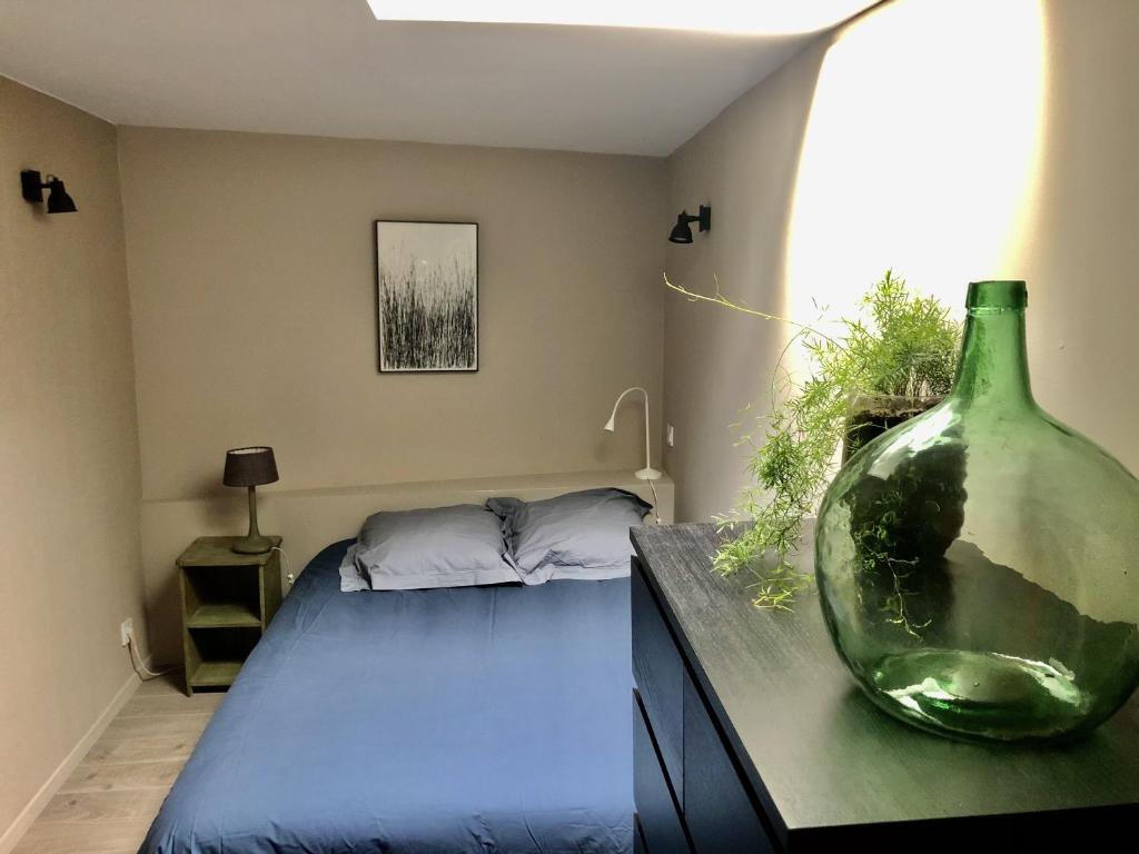 une chambre avec un vase sur un comptoir et un lit dans l'établissement Péniche MaPensée, à Metz