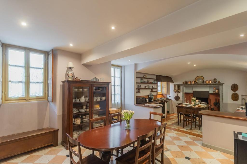 une cuisine et une salle à manger avec une table et des chaises dans l'établissement Villa Torre di Palanzo with Magnificent View by Rent All Como, à Faggeto Lario  37 autres photos