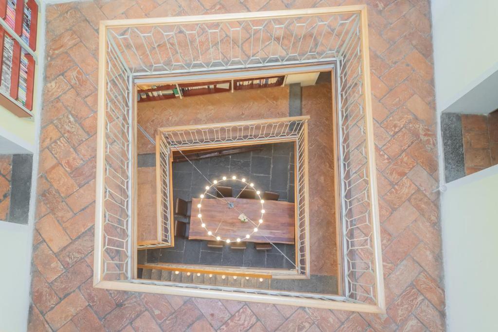 - une vue de tête sur une cheminée en briques avec une horloge dans l'établissement Villa Torre di Palanzo with Magnificent View by Rent All Como, à Faggeto Lario