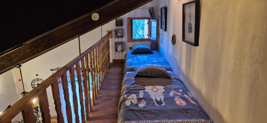 - un couloir avec 3 lits dans une maison dans l'établissement Sur Un Petit Nuage, à Roubion