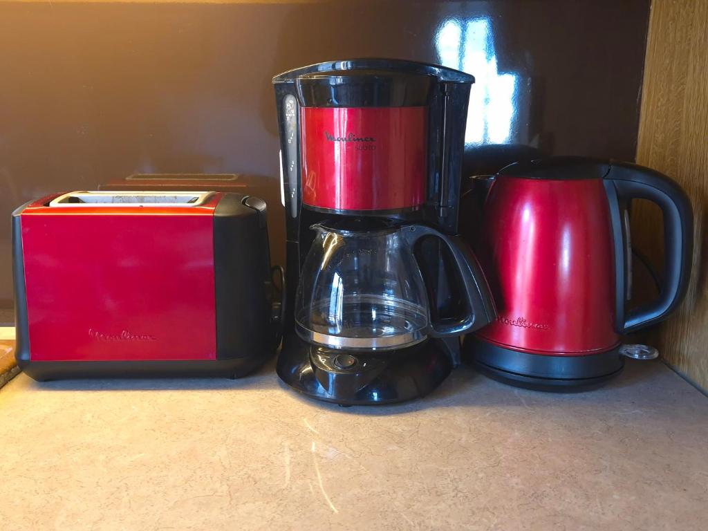 un mixeur rouge et noir assis à côté d'une boîte rouge dans l'établissement Sur Un Petit Nuage, à Roubion 27 autres photos