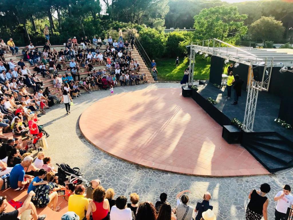 une foule de personnes regardant un spectacle sur une scène dans l'établissement Hotel surrounded by greenery with swimming pool in Arborea just 600 meters from the sea, à Arborea