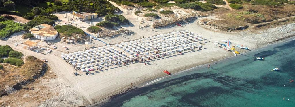 une vue aérienne sur un navire de croisière amarré sur une plage dans l'établissement Hotel surrounded by greenery with swimming pool in Arborea just 600 meters from the sea, à Arborea