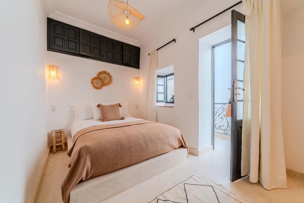 une chambre avec un lit dans une pièce blanche dans l'établissement Riad Ines 10mn to Place with Breakfast, à Marrakech 37 autres photos
