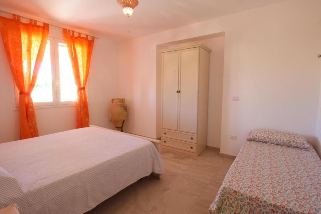 une chambre avec deux lits et une fenêtre dans l'établissement Tenuta Zahir, à Marina di Mancaversa 47 autres photos