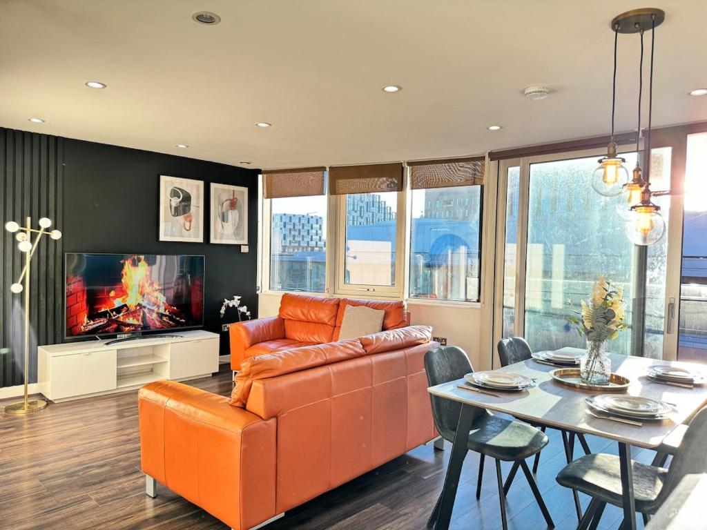 Balcony 60 Inch TV Penthouse City Centre with views 1
