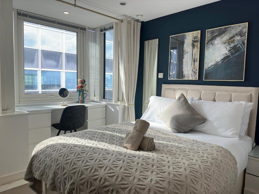 Balcony 60 Inch TV Penthouse City Centre with views 2