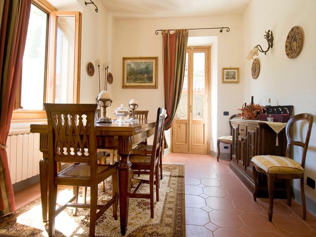 une salle à manger avec une table et des chaises en bois dans l'établissement Villa La Fonte 13, à San Godenzo