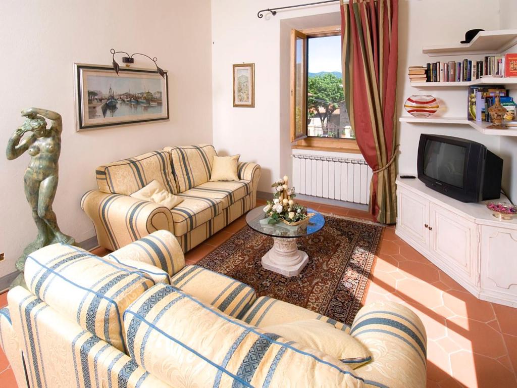 un salon avec deux canapés et une télévision dans l'établissement Villa La Fonte 13, à San Godenzo