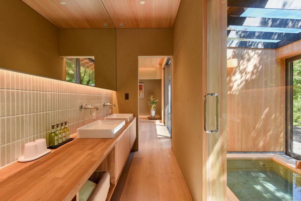 La salle de bains est pourvue d'un lavabo et d'une piscine. dans l'établissement Kinshuusanso, à Kawaba