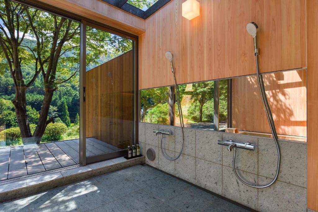 une salle de bain avec douche et fenêtre dans l'établissement Kinshuusanso, à Kawaba