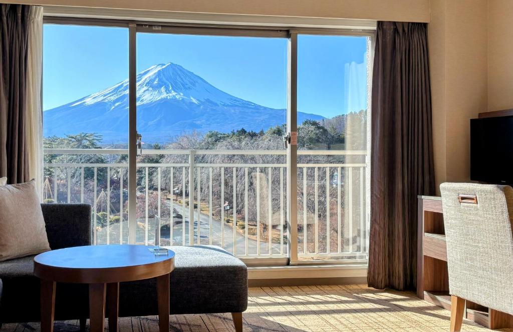 Cette chambre dispose d'une fenêtre offrant une vue sur la montagne. dans l'établissement Fuji View Hotel, à Fujikawaguchiko