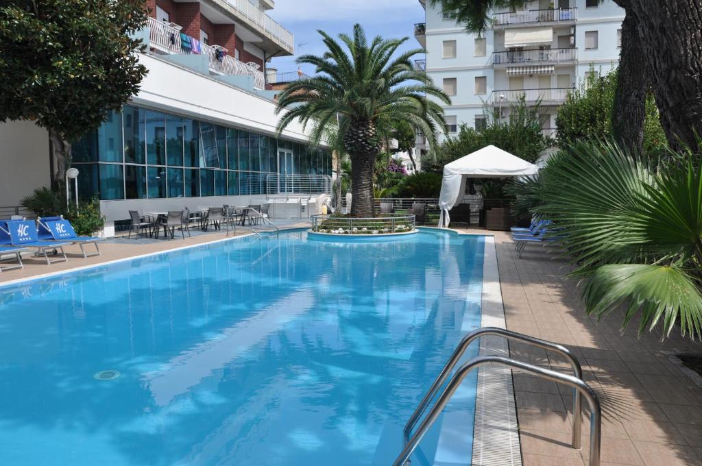 une grande piscine à côté d'un immeuble dans l'établissement Hotel Haus Charlotte, à San Benedetto del Tronto