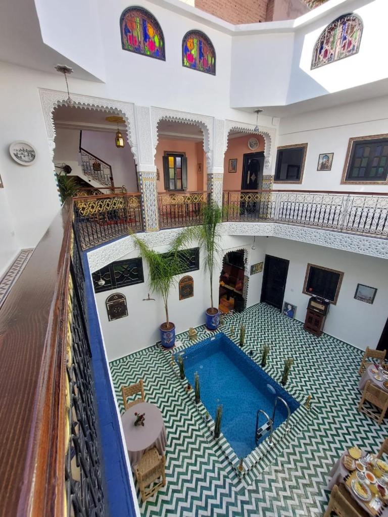 une maison avec une piscine au milieu dans l'établissement Riad Zaid, à Marrakech 37 autres photos