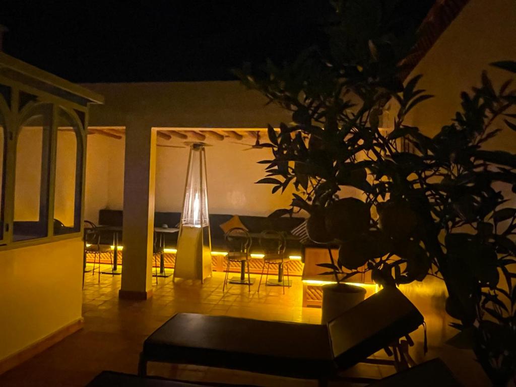 - un salon avec une table et des chaises la nuit dans l'établissement Riad Madinina, à Marrakech