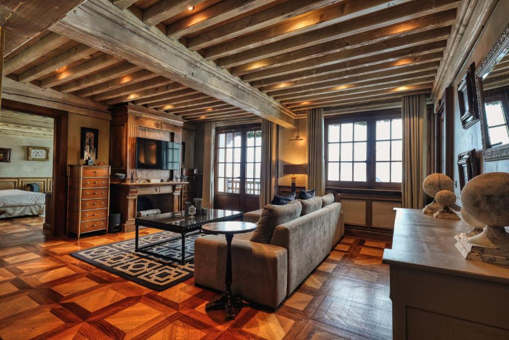 un salon avec un canapé et une table dans l'établissement Le Saint Joseph, à Courchevel