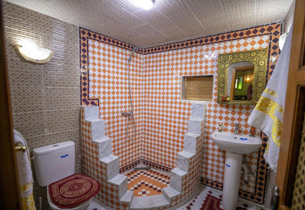 une salle de bain avec une douche, un lavabo et des toilettes dans l'établissement Dar derb el miter, à Fès