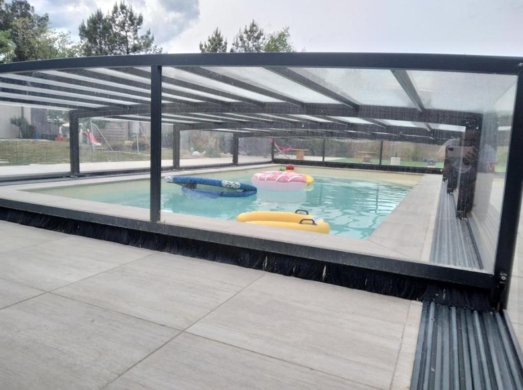 - une grande piscine avec 3 jets gonflables dans l'établissement Gîte à la campagne 2, à Cérans-Foulletourte