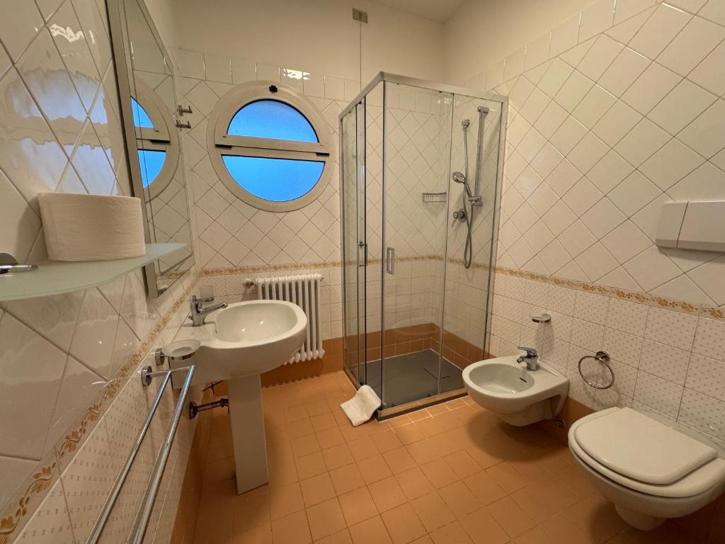 une salle de bain avec toilettes, lavabo et douche dans l'établissement Residence le Spiagge, à Rimini 58 autres photos
