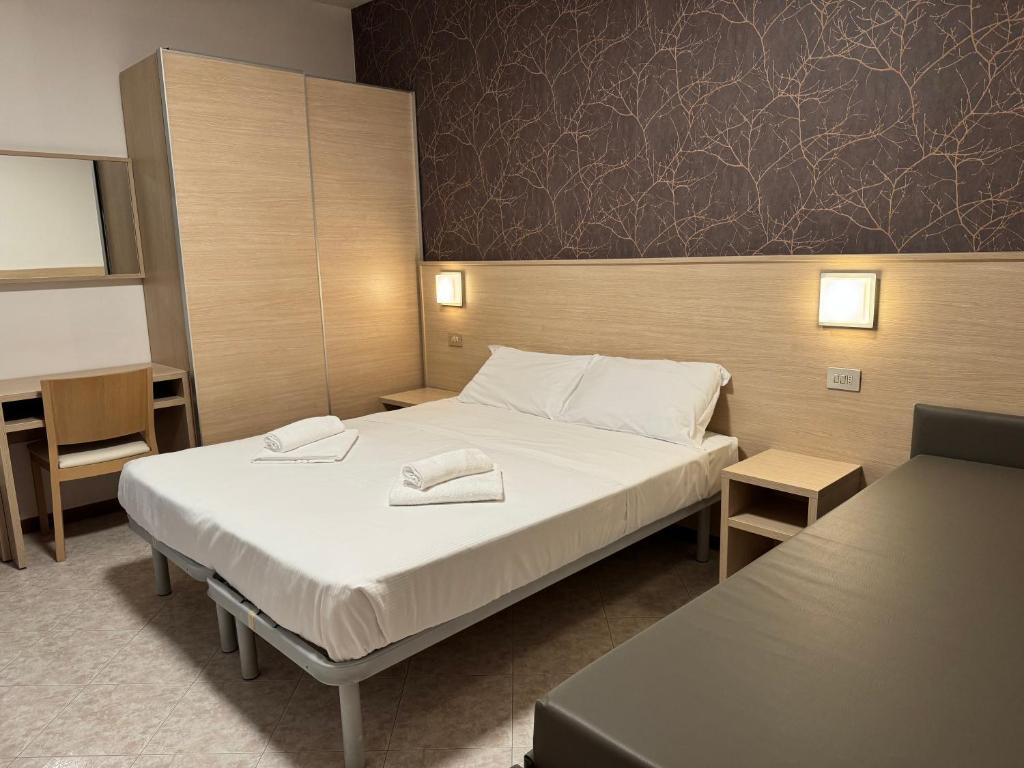 une chambre avec un lit avec deux serviettes dessus dans l'établissement Residence le Spiagge, à Rimini