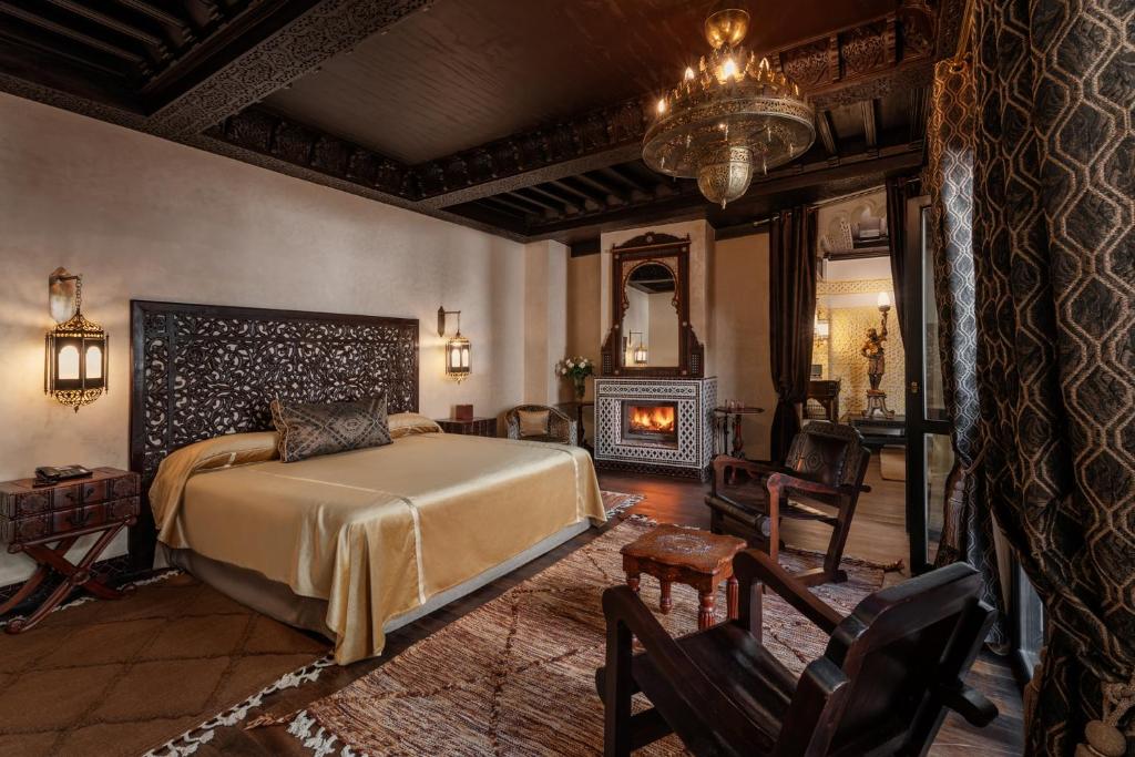 une chambre avec un lit et une cheminée dans l'établissement Riad Kheirredine, à Marrakech 37 autres photos