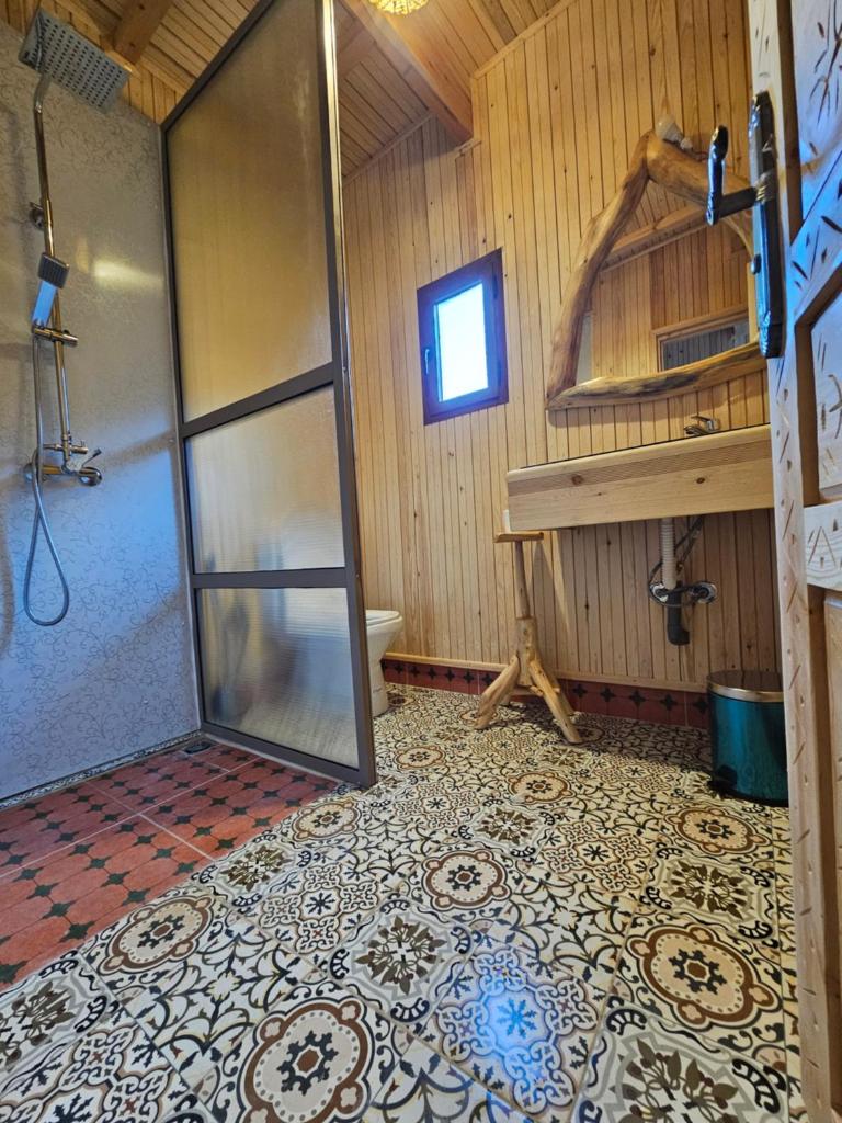 une salle de bain avec douche et toilettes dans une chambre dans l'établissement Jnane Karma, à Imlil