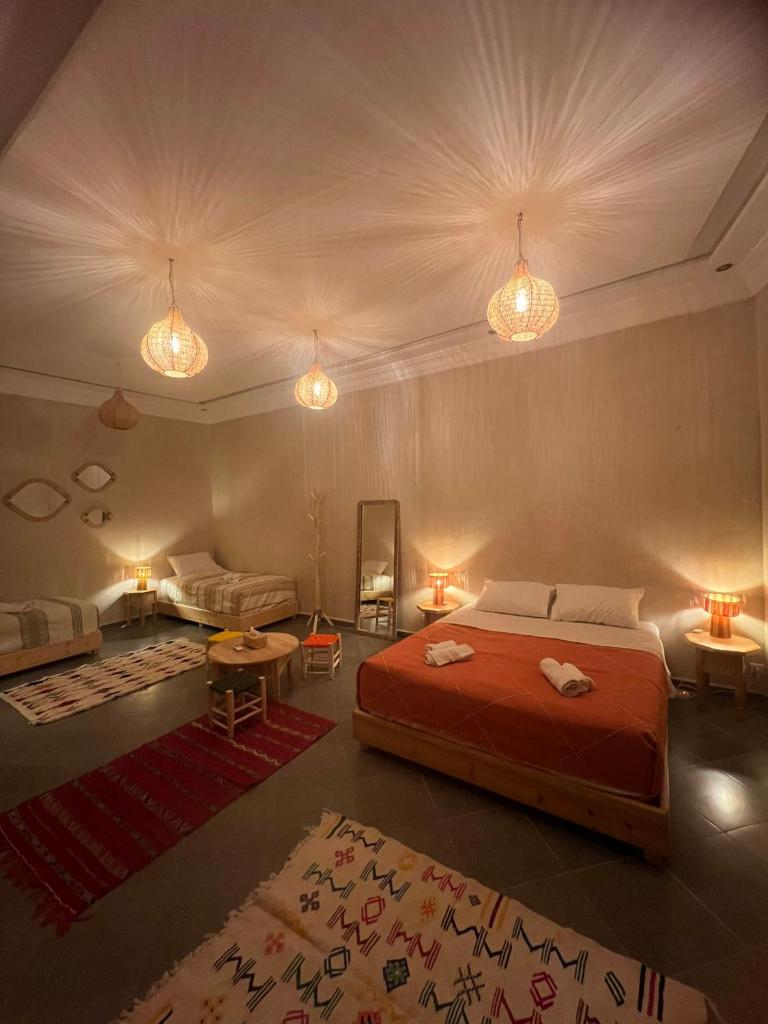 - une chambre avec un lit, 2 tables et des lumières dans l'établissement Riad dar lakbira, à Marrakech 37 autres photos