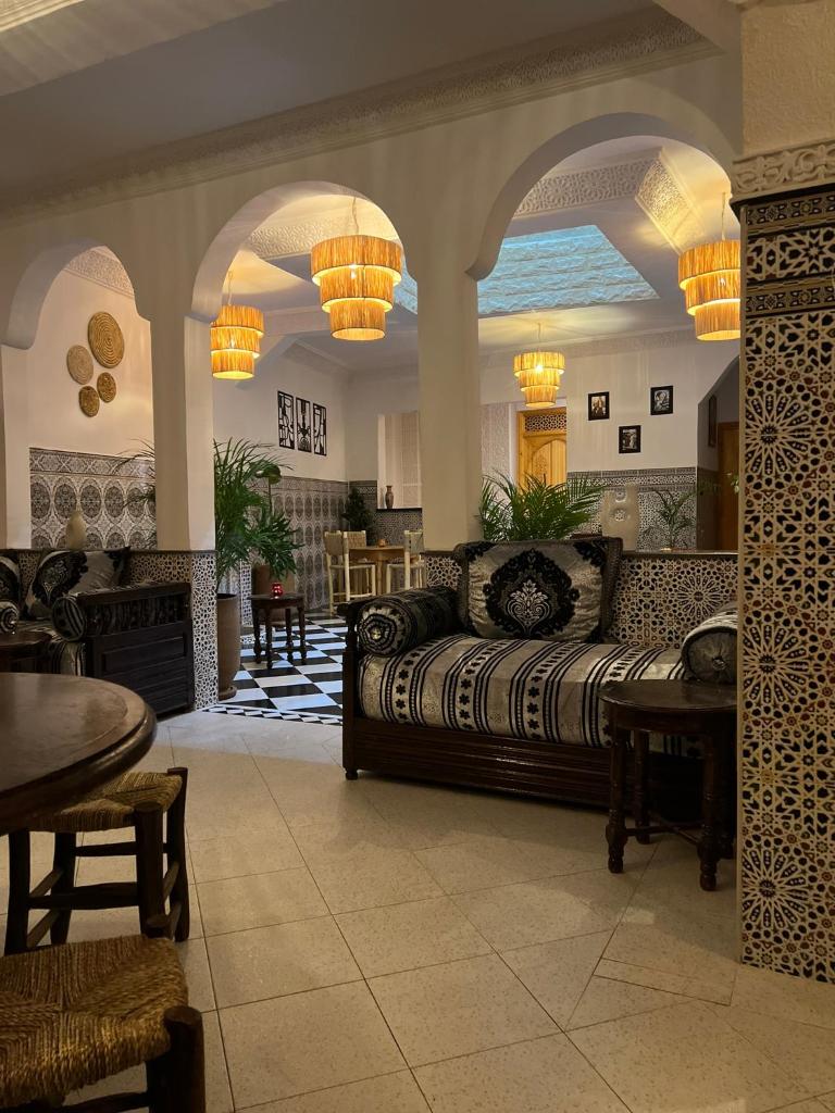 un salon avec un canapé et une table dans l'établissement Riad dar lakbira, à Marrakech