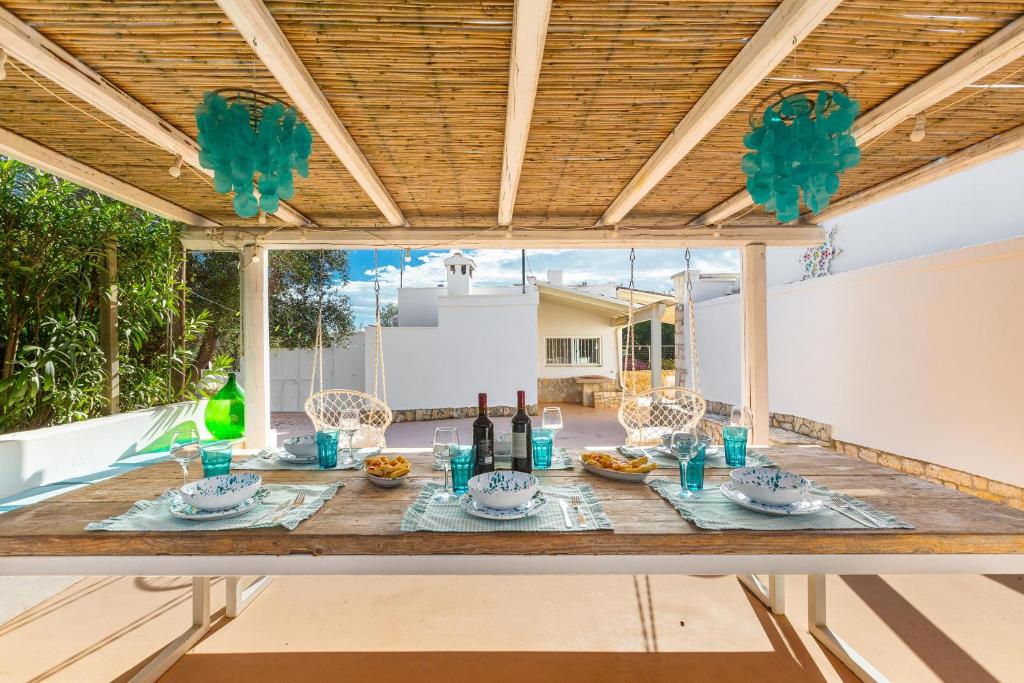 - une table avec de la nourriture et du vin sur la terrasse dans l'établissement Trullo Isabell by Perle di Puglia, à San Vito dei Normanni